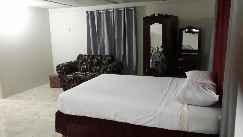 Apartments At Westvillage 5 No Ac Low Price Studio Montego Bay Exteriör bild